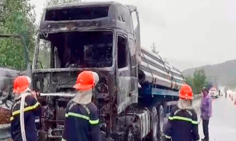 Video: Xe đầu kéo bất ngờ bốc cháy dữ dội trên cao tốc