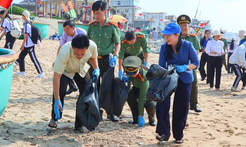 TPHCM: Triển khai cao điểm bóc gỡ quảng cáo bẩn, triệt đường sống của "tín dụng đen"