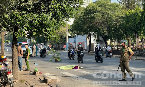 Phát hiện người đàn ông nằm chết giữa đường lúc rạng sáng