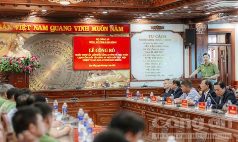29 cán bộ, nhân viên an ninh sân bay Liên Khương nhận quyết định tuyển dụng vào CAND