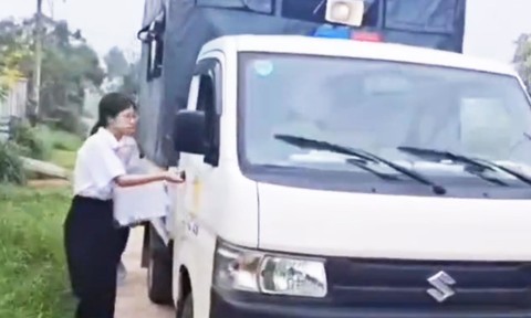 Video: Công an phường chở nữ sinh về nhà lấy giấy báo thi để kịp dự thi