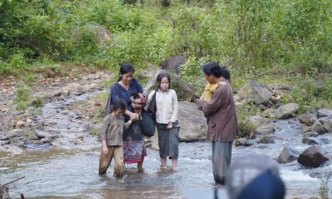 Hậu trường phim "Tận hiến": Những ngày băng rừng, lội suối