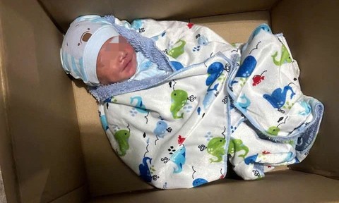 Phát hiện trẻ sơ sinh bị bỏ trong thùng giấy, kèm tờ giấy ghi “hoàn cảnh éo le”