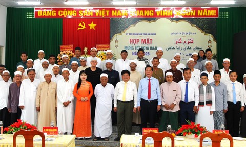 Về thăm lại làng Chăm bên sông Hậu