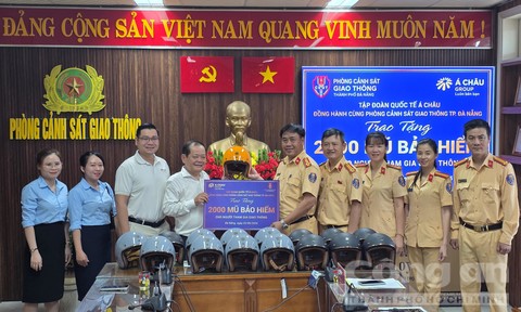 Nhà tài trợ cùng CSGT tặng 2.000 mũ bảo hiểm cho người dân tại Đà Nẵng
