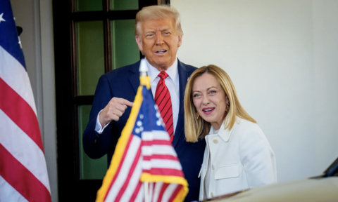 Ông Donald Trump vấp phản ứng khi nói Thủ tướng Ý “nài nỉ được chụp hình cùng”