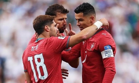 Vượt Messi, Ronaldo trở thành cầu thủ ghi bàn ở 6 kỳ World cup