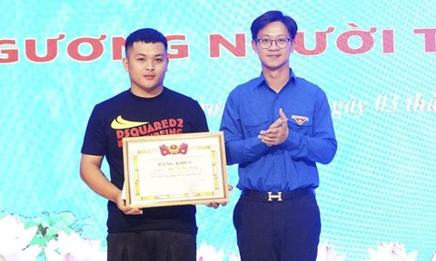 Khen thưởng thanh niên dũng cảm khống chế đối tượng cầm dao tấn công phụ nữ