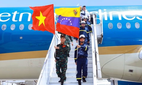 Video: Đoàn cứu hộ của Việt Nam vừa đến Venezuela tham gia ngay tìm kiếm nạn nhân