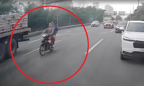 Video: Hai người đi xe máy không đội mũ bảo hiểm lao vào đuôi xe tải trên cao tốc