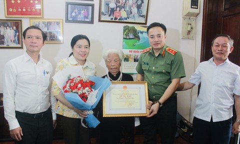 Đoàn đại biểu TPHCM đi thăm, chúc thọ người cao tuổi tiêu biểu
