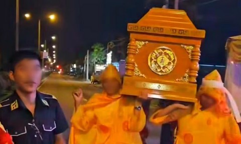 Công an vào cuộc xác minh clip nhóm người khiêng quan tài có người sống diễu phố