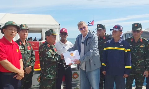 Video: Đoàn cứu hộ của Việt Nam trao tặng vật tư y tế, tiền mặt hỗ trợ Venezuela