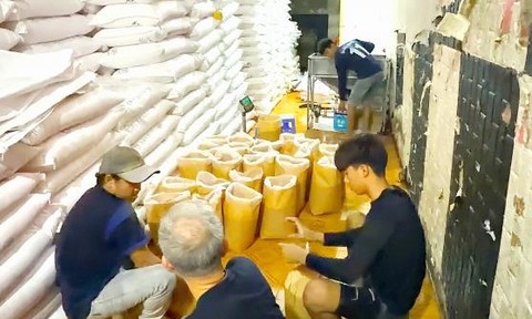 Đột kích cơ sở sản xuất đường giả quy mô lớn, tạm giữ gần 70 tấn đường cát