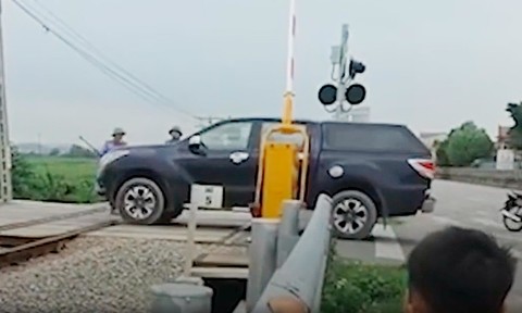 Video: Nữ tài xế định lái xe bán tải vượt gác chắn khi tàu hoả sắp lao qua