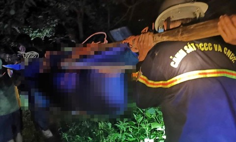 Video: Cảnh sát CNCH đưa nạn nhân tử vong khi đi hái na trên núi đá về với gia đình