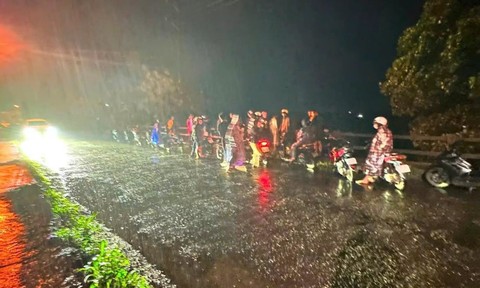 Công an phường cứu sống người dân bị đuối nước trong đêm mưa gió
