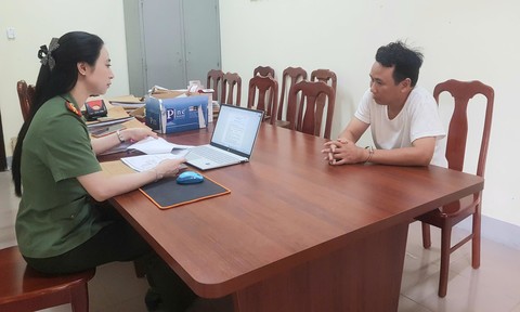 Chủ tiệm photocopy lưu lại mẫu giấy tờ của khách để làm giả con dấu, tài liệu bán ra thị trường