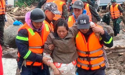 Video: Lực lượng Công an ngược dòng lũ dữ, bám trụ cứu dân trong hiểm nguy