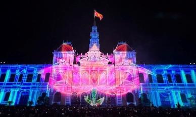 Video: Mãn nhãn màn trình chiếu 3D Mapping chào mừng 50 năm Thành phố mang tên Bác