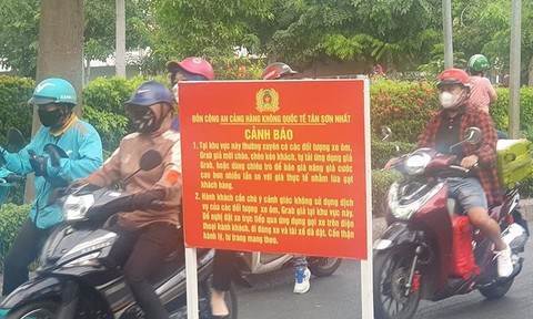 Xe ôm công nghệ "pha-ke” vây kín lối vào sân bay Tân  Sơn Nhất