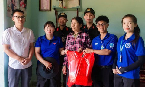 Phòng Cảnh sát cơ động - Công an TPHCM: Mang yêu thương đến vùng biên giới