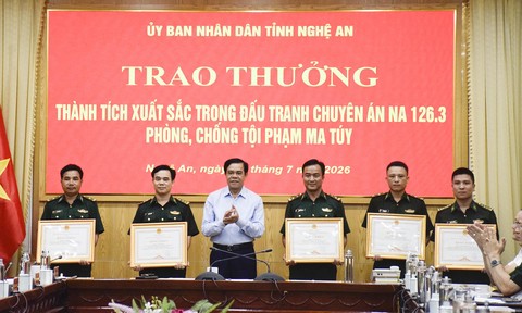 Trao bằng khen và thưởng nóng cho Ban chuyên án triệt phá thành công đường dây ma túy lớn