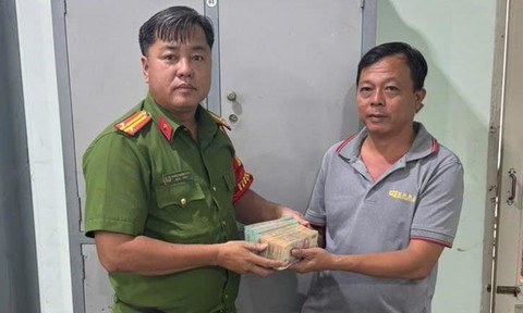 Công an hỗ trợ trao trả lại hơn 300 triệu đồng cho người chuyển khoản nhầm