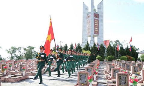 Bài cuối: Các anh đã hóa thân vào sông núi