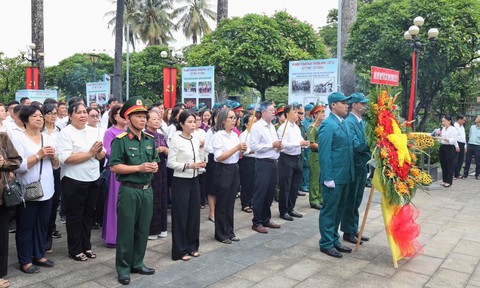 TPHCM: Phường Bình Thạnh dâng hương tưởng niệm các Anh hùng liệt sĩ