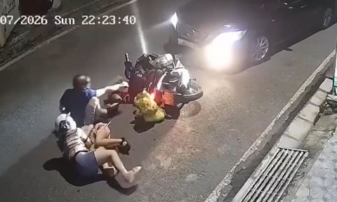 Video: Ôtô lấn làn tông xe máy chở hai trẻ nhỏ rồi bỏ chạy, gây bức xúc dư luận