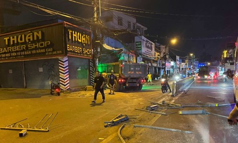TPHCM: Xe ben tông sập cửa hàng kinh doanh mắt kính, 4 người thoát nạn