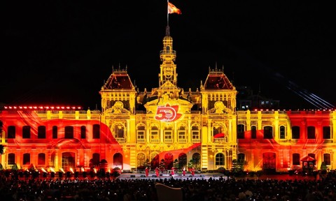 Hàng ngàn khán giả mãn nhãn với “đại tiệc” 3D Mapping mừng 50 năm Thành phố mang tên Bác