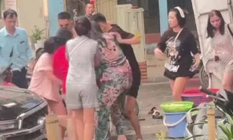 Video: Làm rõ nhóm nam nữ xô xát, hỗn chiến trên đường phố Hà Nội