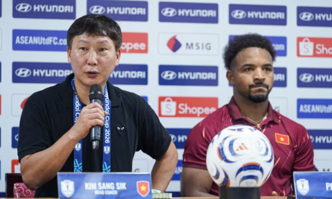 HLV Kim Sang-sik nói gì về Xuân Son và Đình Bắc sau trận bán kết với Malaysia?