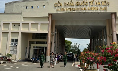 Tiếp nhận 15 công dân do Campuchia bàn giao: Nhiều người liên quan lừa đảo trên mạng, ma túy