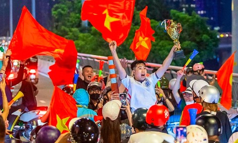 Video: Cổ động viên đổ ra đường mừng chiến thắng sau trận Việt Nam đánh bại Thái Lan 2-0