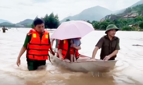 Video: Công an xã lội nước đưa cháu bé 2 tuổi sốt cao đi bệnh viện cấp cứu