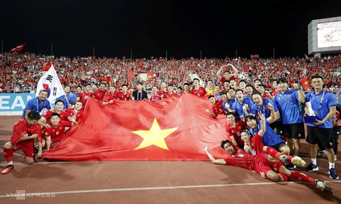 Video: Khoảnh khắc Chủ tịch FIFA Gianni Infantino trao cup vô địch cho đội tuyển Việt Nam