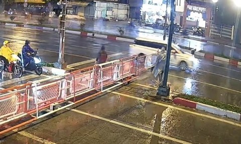 TPHCM: Phạt tài xế vượt đèn đỏ, tông vào rào chắn đường sắt trên đường Phạm Văn Đồng