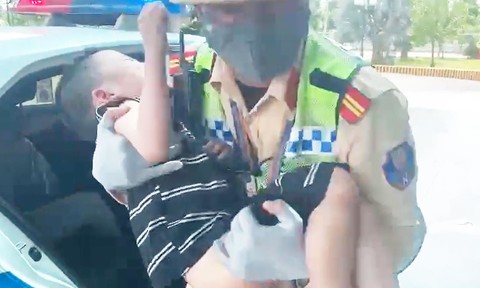 Video: Cộng đồng mạng xúc động trước hình ảnh CSGT dỗ dành bé trai khi bế vào viện cấp cứu
