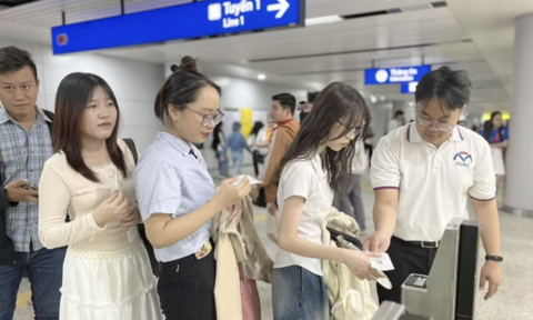 TPHCM phát hành thẻ giao thông công cộng, tạo thuận lợi cho người dân đi xe buýt và metro
