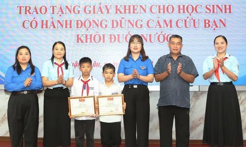 Tuyên dương hai em nhỏ mưu trí, dũng cảm cứu người khỏi đuối nước