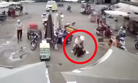 Video: Người phụ nữ bất ngờ bị đâm trọng thương khi đi chợ