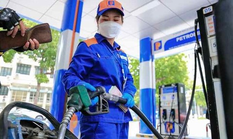 Xăng dầu tiếp tục tăng giá, xăng E10RON95-III có giá 27.087đồng/lít, dầu diesel 30.497 đồng/lít