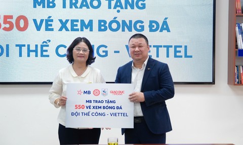 MB trao tặng hơn 600 vé xem bóng đá cho Trường THCS Giảng Võ
