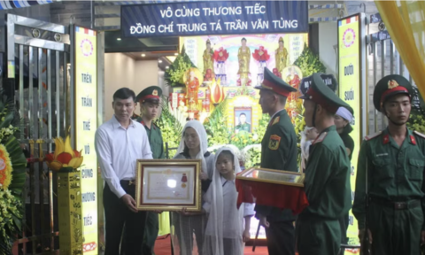 Chủ tịch nước truy tặng Huân chương Dũng cảm cho Trung tá Trần Văn Tùng hy sinh khi cứu người tự tử