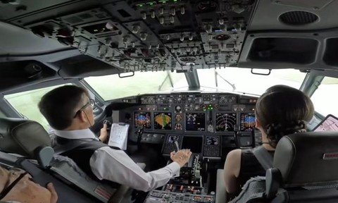 Video: Khoảnh khắc Nhà vua Thái Lan và Hoàng hậu tự lái chuyên cơ đến Hà Nội