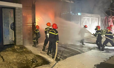 Cháy nhà dân tại Quảng Ngãi lúc rạng sáng, 2 ô tô bị thiệt hại