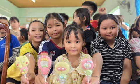 Trăng về trên những miền xa